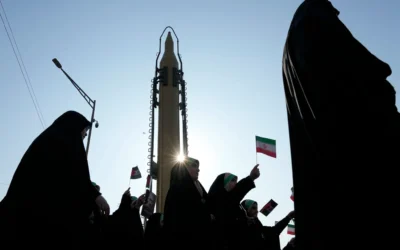 Des membres de la force paramilitaire iranienne Basij défilent devant un missile de fabrication nationale lors d'un défilé à Téhéran, en Iran, le vendredi 10 janvier 2025. (Crédit : AP/Vahid Salemi)