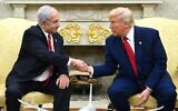 Illustration : Le président américain Donald Trump (à gauche) serrant la main du Premier ministre Benjamin Netanyahu dans le Bureau Ovale, à la Maison Blanche, à Washington, le 7 avril 2025. (Crédit : AP)