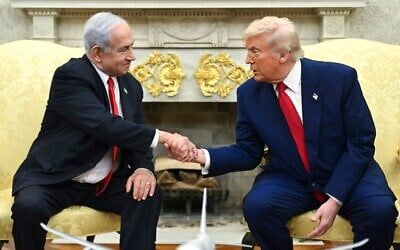 Illustration : Le président américain Donald Trump (à gauche) serrant la main du Premier ministre Benjamin Netanyahu dans le Bureau Ovale, à la Maison Blanche, à Washington, le 7 avril 2025. (Crédit : AP)