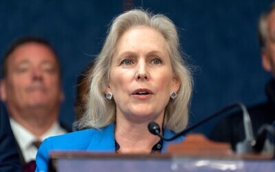 La sénatrice américaine démocrate de New York, Kirsten Gillibrand, s'exprimant lors d'une conférence de presse organisée pour protester contre les coupes budgétaires dans le programme de santé du World Trade Center, au Capitole, à Washington, le 13 mai 2025. (Crédit : Mark Schiefelbein/AP) La sénatrice américaine démocrate de New York, Kirsten Gillibrand, s'exprimant lors d'une conférence de presse organisée pour protester contre les coupes budgétaires dans le programme de santé du World Trade Center, au Capitole, à Washington, le 13 mai 2025. (Crédit : Mark Schiefelbein/AP)