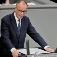 Friedrich Merz prononce son premier discours en tant que chancelier allemand au Parlement à Berlin, en Allemagne, le 14 mai 2025. (Crédit : AP Photo/Markus Schreiber)