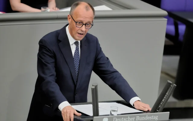 Friedrich Merz prononce son premier discours en tant que chancelier allemand au Parlement à Berlin, en Allemagne, le 14 mai 2025. (Crédit : AP Photo/Markus Schreiber)