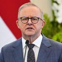 Le Premier ministre australien Anthony Albanese s'exprimant lors d'une conférence de presse conjointe avec le président indonésien Prabowo Subianto après leur réunion bilatérale, au palais Merdeka, à Jakarta, en Indonésie, le 15 mai 2025. (Crédit : Dita Alangkara/AP)