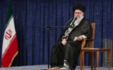 Le guide suprême, l'ayatollah Ali Khamenei, lors d'une prise de parole à Téhéran, en Iran, le 20 mai 2025, en l'honneur du défunt président Ebrahim Raïssi, décédé dans un accident d'hélicoptère en 2024. (Crédit : Services du Guide suprême iranien via AP)