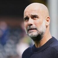 L'entraîneur de Manchester City, Pep Guardiola, observant le terrain avant le match de football de Premier League anglaise entre Fulham et Manchester City, à Craven Cottage, à Londres, le 25 mai 2025. (Crédit : Dave Shopland/AP)