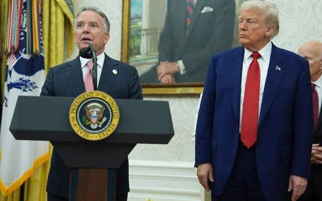 Le président Donald Trump (à droite) et l'envoyé spécial de la Maison Blanche Steve Witkoff, dans le Bureau ovale de la Maison Blanche, à Washington, le 28 mai 2025. (Crédit : Evan Vucci/AP)