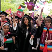 Des diplômés agitent des drapeaux palestiniens lors de cérémonies de remise des diplômes à l'Université Harvard, à Cambridge, dans le Massachusetts, le 29 mai 2025. (Crédit : AP Photo/Charles Krupa)