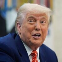 Le président américain Donald Trump s'exprimant lors d'une conférence de presse avec Elon Musk, dans le Bureau ovale, à la Maison Blanche, le 30 mai 2025, à Washington. (Crédit : Evan Vucci/AP)