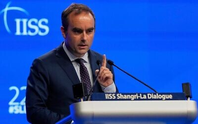 Sébastien Lecornu, ministre français des Armées, prononçant son discours lors du 22ᵉ sommet du Dialogue de Shangri-La, à Singapour, le 31 mai 2025. (Crédit : Anupam Nath/AP) Sébastien Lecornu, ministre français des Armées, prononçant son discours lors du 22ᵉ sommet du Dialogue de Shangri-La, à Singapour, le 31 mai 2025. (Crédit : Anupam Nath/AP)