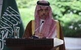 Le ministre saoudien des Affaires étrangères, le prince Faisal ben Farhan, s'exprimant lors d'une conférence de presse à Damas, en Syrie, le 31 mai 2025. (Crédit : Ghaith Alsayed/AP)