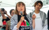 La militante écologiste et anti-Israël Greta Thunberg et l'eurodéputée Rima Hassan, rencontrent des journalistes à Catane, en Italie, avant leur départ pour la bande de Gaza, le 1er juin 2025. (Crédit : AP Photo/Salvatore Cavalli)