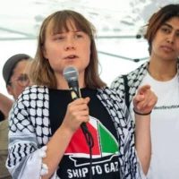 La militante pour le climat Greta Thunberg et d'autres militants d'une organisation de défense des droits de l'homme rencontrent des journalistes à Catane, en Italie, avant leur départ pour le Moyen-Orient, le 1er juin 2025. (Crédit : AP Photo/Salvatore Cavalli)