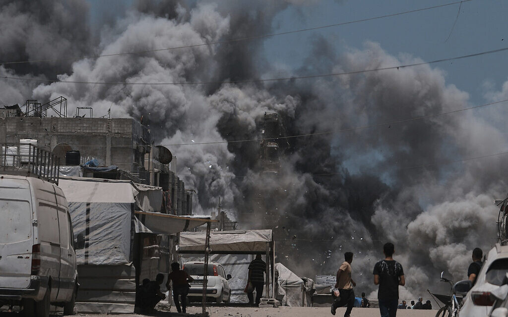 * De la fumée s’élevant dans le ciel après une frappe israélienne à Gaza, le 1ᵉʳ juin 2025. (Crédit : Jehad Alshrafi/AP)