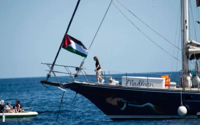 La militante pour le climat Greta Thunberg à bord du bateau Madleen, peu de temps avant le départ pour Gaza avec des militants de la Coalition de la Flottille de la liberté, au port sicilien de Catane, en Italie, le 1er juin 2025. (Crédit : AP Photo/Salvatore Cavalli)