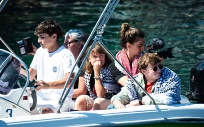 Greta Thunberg, au centre, attendant de monter à bord du bateau Madleen, avant de mettre le cap sur Gaza avec les activistes de la Coalition de la flottille de la liberté, au départ du port sicilien de Catane, en Italie, le 1ᵉʳ juin 2025. (Crédit : Salvatore Cavalli/AP)