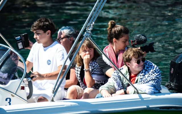 Greta Thunberg, au centre, attendant de monter à bord du bateau Madleen, avant de mettre le cap sur Gaza avec les activistes de la Coalition de la flottille de la liberté, au départ du port sicilien de Catane, en Italie, le 1ᵉʳ juin 2025. (Crédit : Salvatore Cavalli/AP)