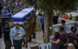 Des soldats israéliens portent le cercueil drapé du sergent Omer Van Gelder, qui a été tué lors d’une bataille dans la bande de Gaza, lors de ses funérailles au cimetière militaire du mont Herzl à Jérusalem, mardi 3 juin 2025. (Crédit : Ohad Zwigenberg/AP)
