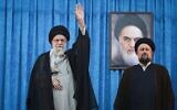 Le guide suprême iranien, l'ayatollah Ali Khamenei, lors d'une cérémonie marquant l'anniversaire de la mort en 1989 du défunt fondateur de la révolution islamique, l'ayatollah Khomeini, représenté sur l'affiche en arrière-plan, tandis que le petit-fils de l'ayatollah Khomeini, Hassan, se tient à droite, dans son mausolée situé juste à l'extérieur de Téhéran, en Iran, le 4 juin 2025. (Crédit : Bureau du guide suprême iranien via AP)