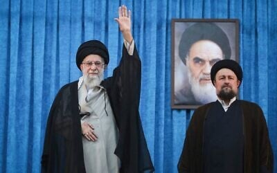 Le guide suprême iranien, l'ayatollah Ali Khamenei, lors d'une cérémonie marquant l'anniversaire de la mort en 1989 du défunt fondateur de la révolution islamique, l'ayatollah Khomeini, représenté sur l'affiche en arrière-plan, tandis que le petit-fils de l'ayatollah Khomeini, Hassan, se tient à droite, dans son mausolée situé juste à l'extérieur de Téhéran, en Iran, le 4 juin 2025. (Crédit : Bureau du guide suprême iranien via AP)