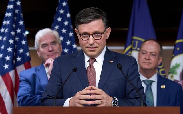Le président de la Chambre des représentants américaine Mike Johnson, républicain de Louisiane, entouré du chef de la majorité Tom Emmer, républicain du Minnesota (à gauche) et du représentant Mark Messmer, républicain de l'Indiana, s'entretenant avec des journalistes au Capitole, à Washington, le mercredi 4 juin 2025, au sujet du projet de loi du président Donald Trump sur les allégements fiscaux et les réductions des dépenses. (Crédit : J. Scott Applewhite/AP) Le président de la Chambre des représentants américaine Mike Johnson, républicain de Louisiane, entouré du chef de la majorité Tom Emmer, républicain du Minnesota (à gauche) et du représentant Mark Messmer, républicain de l'Indiana, s'entretenant avec des journalistes au Capitole, à Washington, le mercredi 4 juin 2025, au sujet du projet de loi du président Donald Trump sur les allégements fiscaux et les réductions des dépenses. (Crédit : J. Scott Applewhite/AP)