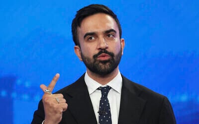 Le candidat démocrate à la mairie Zohran Mamdani s'exprimant lors d'un débat primaire démocrate, à New York, le 4 juin 2025. (Crédit : Yuki Iwamura, Pool/AP)