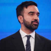Le candidat démocrate à la mairie, Zohran Mamdani, s'exprime lors d'un débat primaire démocrate pour la mairie, le 4 juin 2025, à New York. (Crédit : AP Photo/Yuki Iwamura, Pool)
