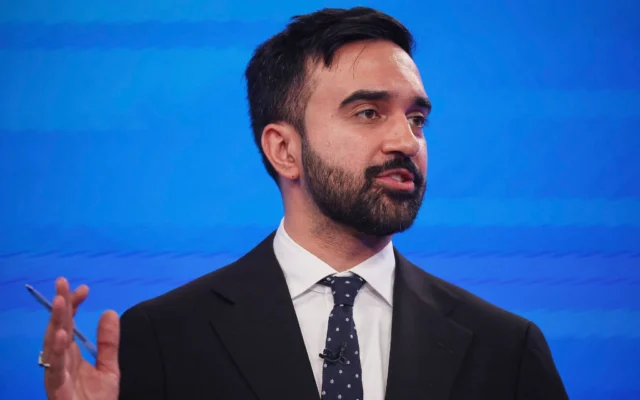 Le candidat démocrate à la mairie, Zohran Mamdani, s'exprime lors d'un débat primaire démocrate pour la mairie, le 4 juin 2025, à New York. (Crédit : AP Photo/Yuki Iwamura, Pool)