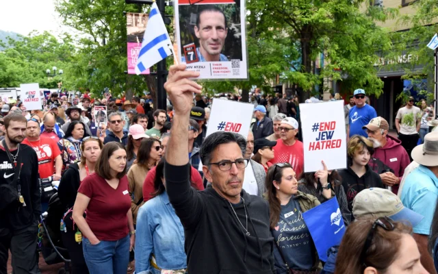 Jeff Burak marchant pour demander la libération des otages israéliens, à Boulder, dans le Colorado, le 8 juin 2025. (Crédit : Thomas Peipert/AP)
