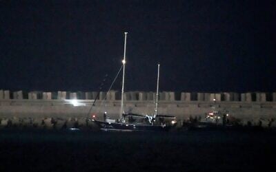 Le bateau Madleen, à bord duquel des militants anti-Israël ont tenté de briser le blocus naval israélien de Gaza, escorté par les forces navales israéliennes alors qu'il entre dans le port d'Ashdod, dans le sud d'Israël, après avoir été intercepté par les forces israéliennes, le 9 juin 2025. (Crédit : Leo Correa/AP)