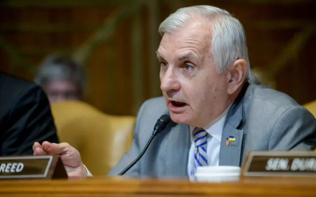 Le sénateur Jack Reed lors d'une audience de la sous-commission sénatoriale des crédits budgétaires chargée d'examiner les prévisions budgétaires pour l'exercice 2026 du département de la Défense, au Capitole, le 11 juin 2025, à Washington. (Crédit : AP Photo/Rod Lamkey, Jr.)