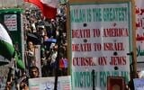 Des partisans des Houthis scandant des slogans lors d'un rassemblement hebdomadaire anti-américain et anti-Israël à Sanaa, au Yémen, le 13 juin 2025. (Crédit : Osamah Abdulrahman/AP)