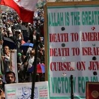 Des partisans des Houthis scandant des slogans lors d'un rassemblement hebdomadaire anti-américain et anti-Israël à Sanaa, au Yémen, le 13 juin 2025. (Crédit : Osamah Abdulrahman/AP)
