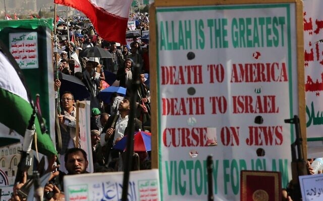 Des partisans des Houthis scandant des slogans lors d'un rassemblement hebdomadaire anti-américain et anti-Israël à Sanaa, au Yémen, le 13 juin 2025. (Crédit : Osamah Abdulrahman/AP)