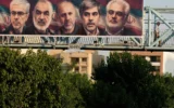 Un panneau d'affichage montrant des images de hauts commandants et scientifiques iraniens tués lors de frappes israéliennes tôt vendredi matin, à Téhéran, en Iran, le vendredi 13 juin 2025. (Crédit : AP Photo/Vahid Salemi)