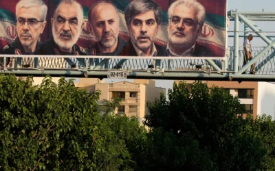 Un panneau d'affichage montrant des images de hauts commandants et scientifiques iraniens tués lors de frappes israéliennes tôt vendredi matin, à Téhéran, en Iran, le vendredi 13 juin 2025. (Crédit : AP Photo/Vahid Salemi)