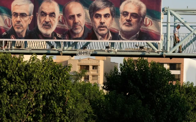 Un panneau d'affichage montrant des images de hauts commandants et scientifiques iraniens tués lors de frappes israéliennes tôt vendredi matin, à Téhéran, en Iran, le vendredi 13 juin 2025. (Crédit : AP Photo/Vahid Salemi) Un panneau d'affichage montrant des images de hauts commandants et scientifiques iraniens tués lors de frappes israéliennes tôt vendredi matin, à Téhéran, en Iran, le vendredi 13 juin 2025. (Crédit : AP Photo/Vahid Salemi)