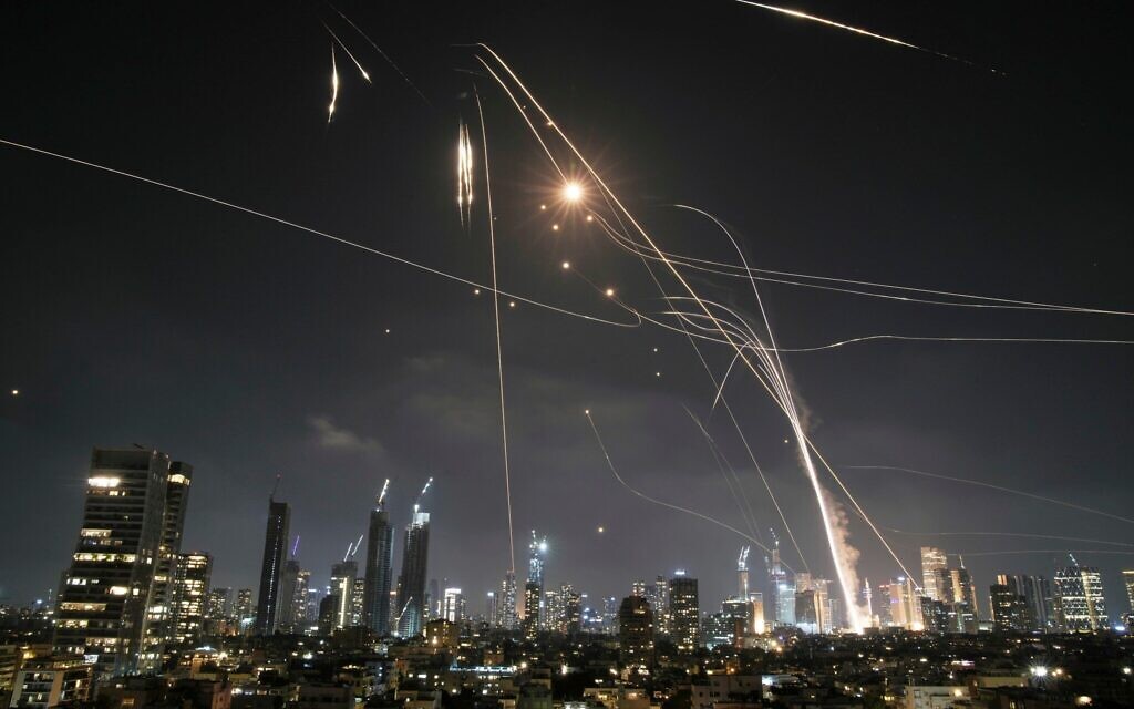 Le système de défense aérienne israélien tirant pour intercepter des missiles iraniens au-dessus de Tel Aviv, le 13 juin 2025. (Crédit : Leo Correa/AP) Le système de défense aérienne israélien tirant pour intercepter des missiles iraniens au-dessus de Tel Aviv, le 13 juin 2025. (Crédit : Leo Correa/AP)