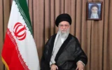 L'ayatollah Ali Khamenei lors d'un discours télévisé, sous un portrait du défunt fondateur de la révolution, l'ayatollah Khomeini, le 13 juin 2025. (Crédit : Bureau du Guide suprême iranien via AP)