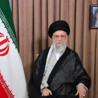L'ayatollah Ali Khamenei lors d'un discours télévisé, sous un portrait du défunt fondateur de la révolution, l'ayatollah Khomeini, le 13 juin 2025. (Crédit : Bureau du Guide suprême iranien via AP)