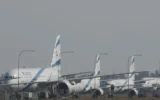 Une rangée d'avions évacués appartenant à la compagnie aérienne israélienne El Al stationnés, sur le tarmac de l'aéroport principal de Chypre, à Larnaca, le 14 juin 2025. (Crédit : Petros Karadjias/AP)
