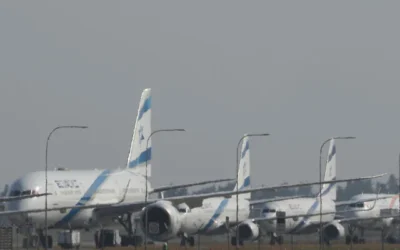 Une rangée d'avions évacués appartenant à la compagnie aérienne israélienne El Al stationnés, sur le tarmac de l'aéroport principal de Chypre, à Larnaca, le 14 juin 2025. (Crédit : Petros Karadjias/AP)