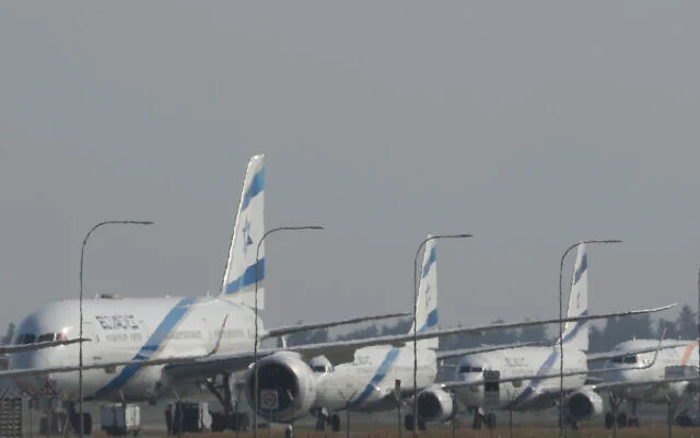 Une rangée d'avions évacués appartenant à la compagnie aérienne israélienne El Al stationnés, sur le tarmac de l'aéroport principal de Chypre, à Larnaca, le 14 juin 2025. (Crédit : Petros Karadjias/AP)