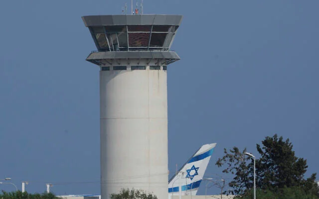 Un avion de la compagnie aérienne israélienne El AL à côté de la tour de contrôle du principal aéroport de Chypre à Larnaca, le 14 juin 2025. (AP/Petros Karadjias)