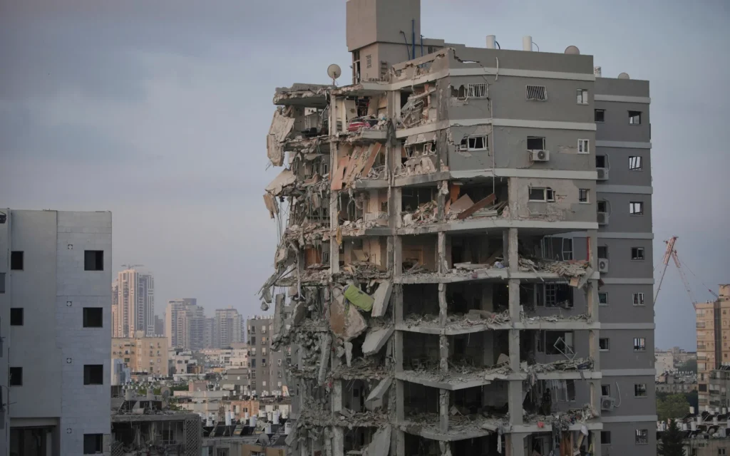Illustration : Un bâtiment détruit par un missile iranien, près de Tel Aviv, le 15 juin 2025. (AP Photo/Ohad Zwigenberg)