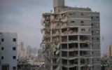 Illustration : Un bâtiment détruit par un missile iranien, près de Tel Aviv, le 15 juin 2025. (AP Photo/Ohad Zwigenberg)