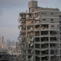 Illustration : Un bâtiment détruit par un missile iranien, près de Tel Aviv, le 15 juin 2025. (AP Photo/Ohad Zwigenberg)