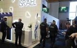 Des policiers anti-émeutes patrouillant près des pavillons israéliens, au Salon du Bourget, au nord de Paris, le 16 juin 2025. (Crédit : Michel Euler/AP)
