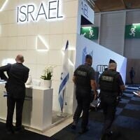 Des policiers anti-émeutes patrouillant près des pavillons israéliens, au Salon du Bourget, au nord de Paris, le 16 juin 2025. (Crédit : Michel Euler/AP)