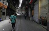 Quelques piétons marchant dans le Grand Bazar historique alors que les magasins restent fermés, à Téhéran, en Iran, le 16 juin 2025. (Crédit : Vahid Salemi/AP)