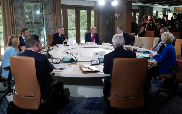 La Première ministre italienne Giorgia Meloni, à gauche, le président français Emmanuel Macron, le Premier ministre canadien Mark Carney, le président américain Donald Trump, le Premier ministre britannique Keir Starmer et le chancelier allemand Friedrich Merz participent à une session du sommet du G7, le 16 juin 2025, à Kananaskis, au Canada. (Crédit : AP/Mark Schiefelbein) La Première ministre italienne Giorgia Meloni, à gauche, le président français Emmanuel Macron, le Premier ministre canadien Mark Carney, le président américain Donald Trump, le Premier ministre britannique Keir Starmer et le chancelier allemand Friedrich Merz participent à une session du sommet du G7, le 16 juin 2025, à Kananaskis, au Canada. (Crédit : AP/Mark Schiefelbein)